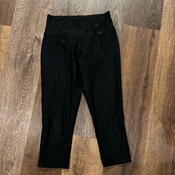 Nike Women’s Legend Crop Tight - Picture 1 of 3